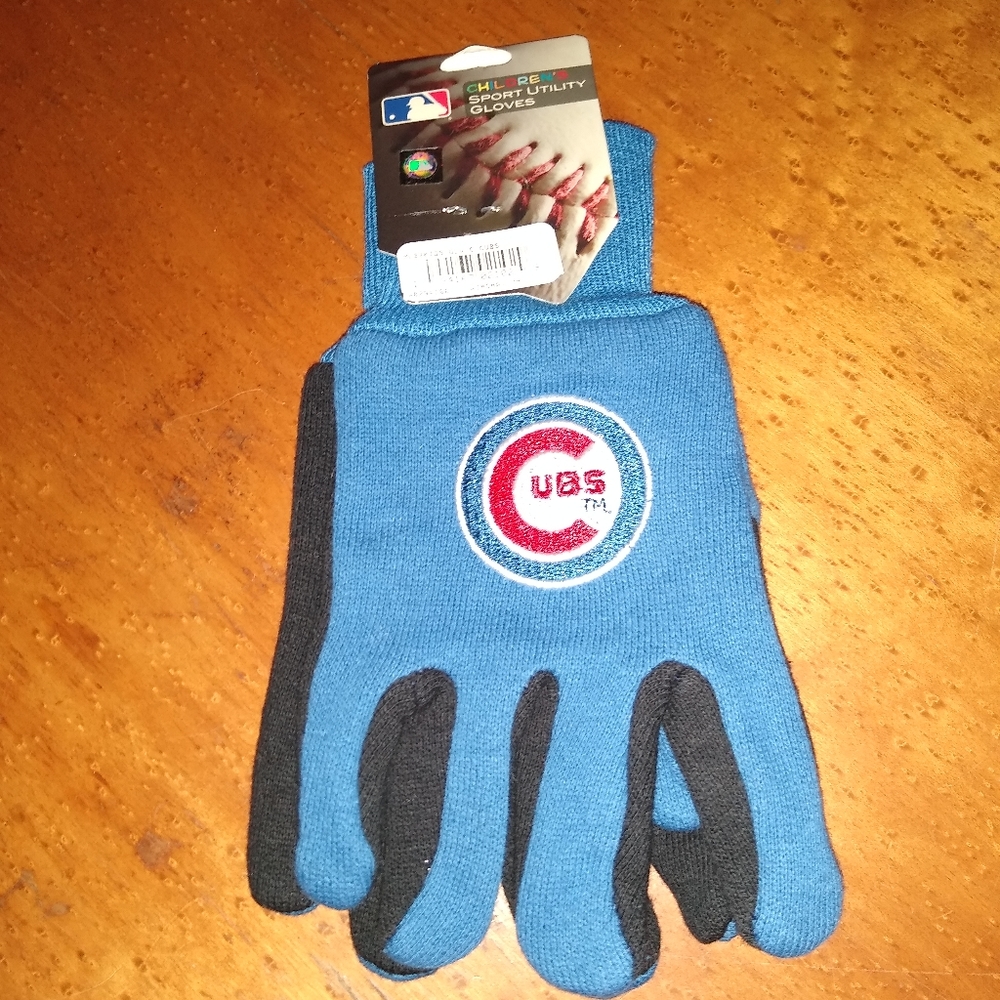 Brand new with tags kid's Chicago Cubs gloves